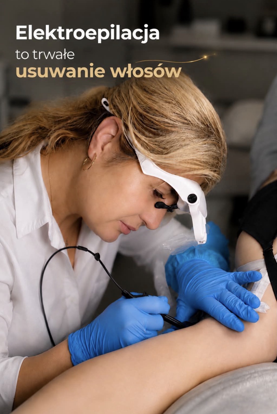 Specjalistka wykonująca zabieg elektroepilacji — trwałe usuwanie włosów